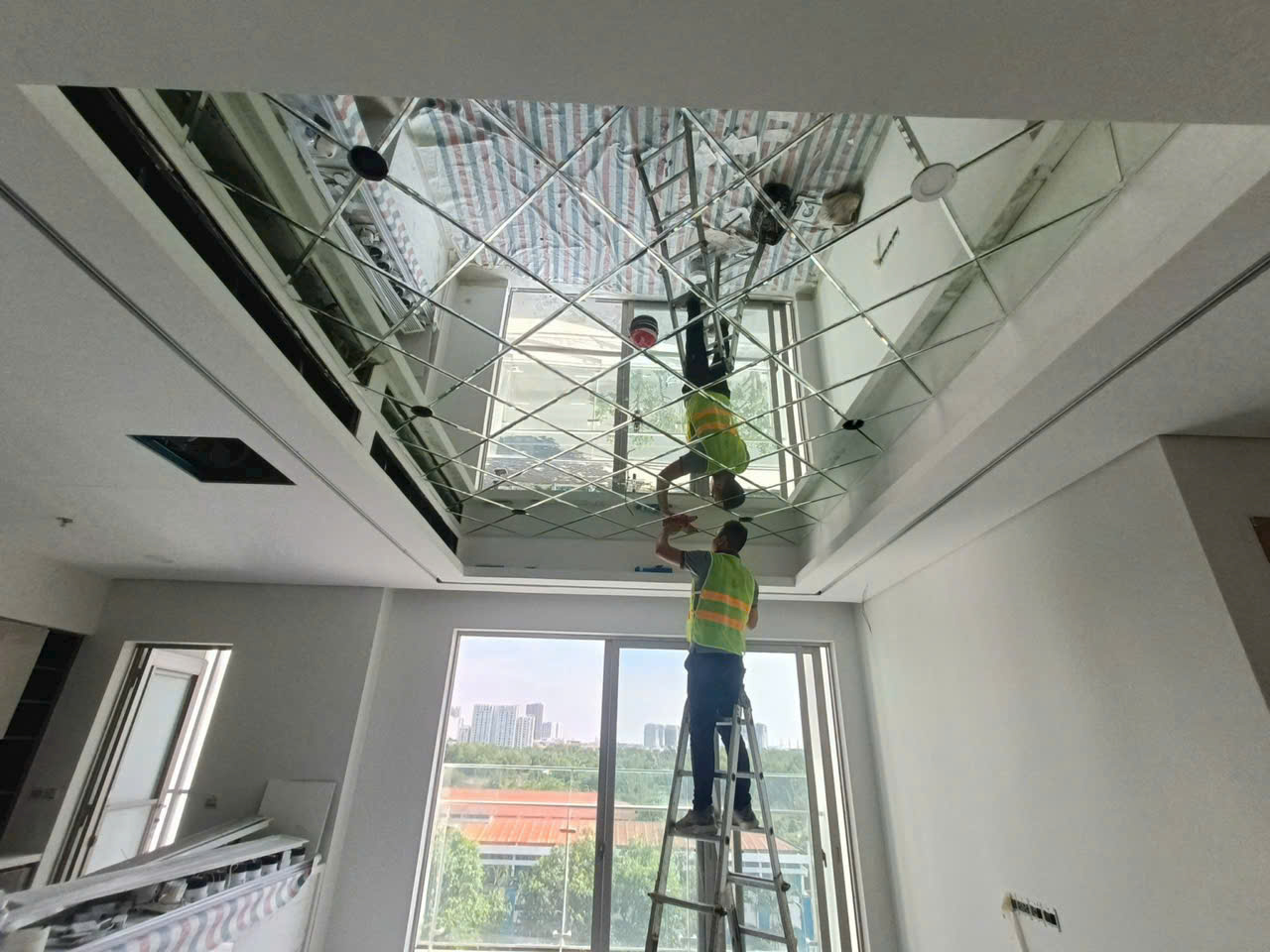 Gương ốp trần
