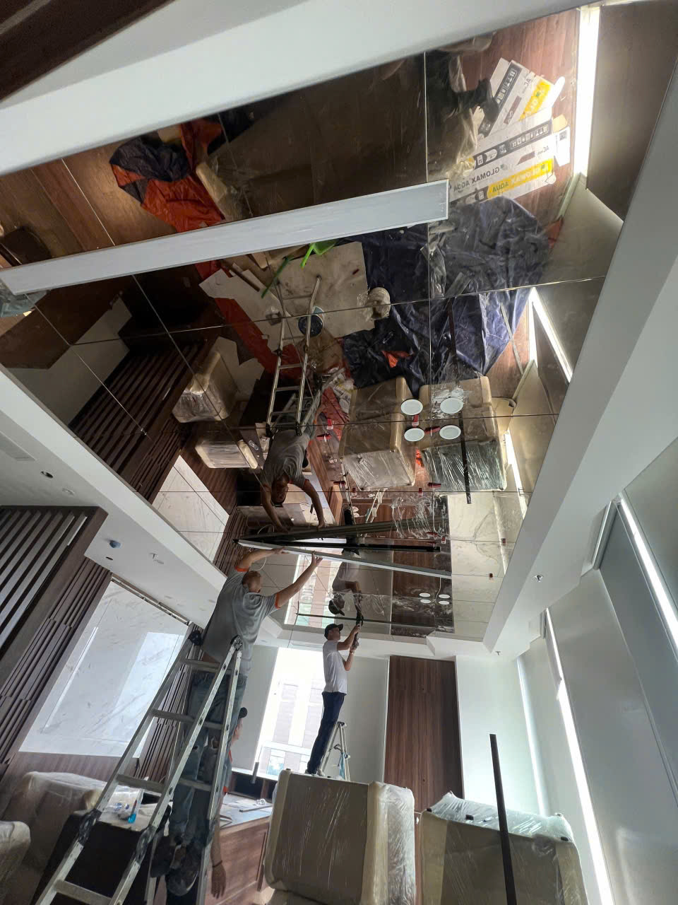 Gương ốp trần