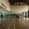 bo tri guong kho lon trong phong dance studio voi moi noi thang va khoang cach an toan