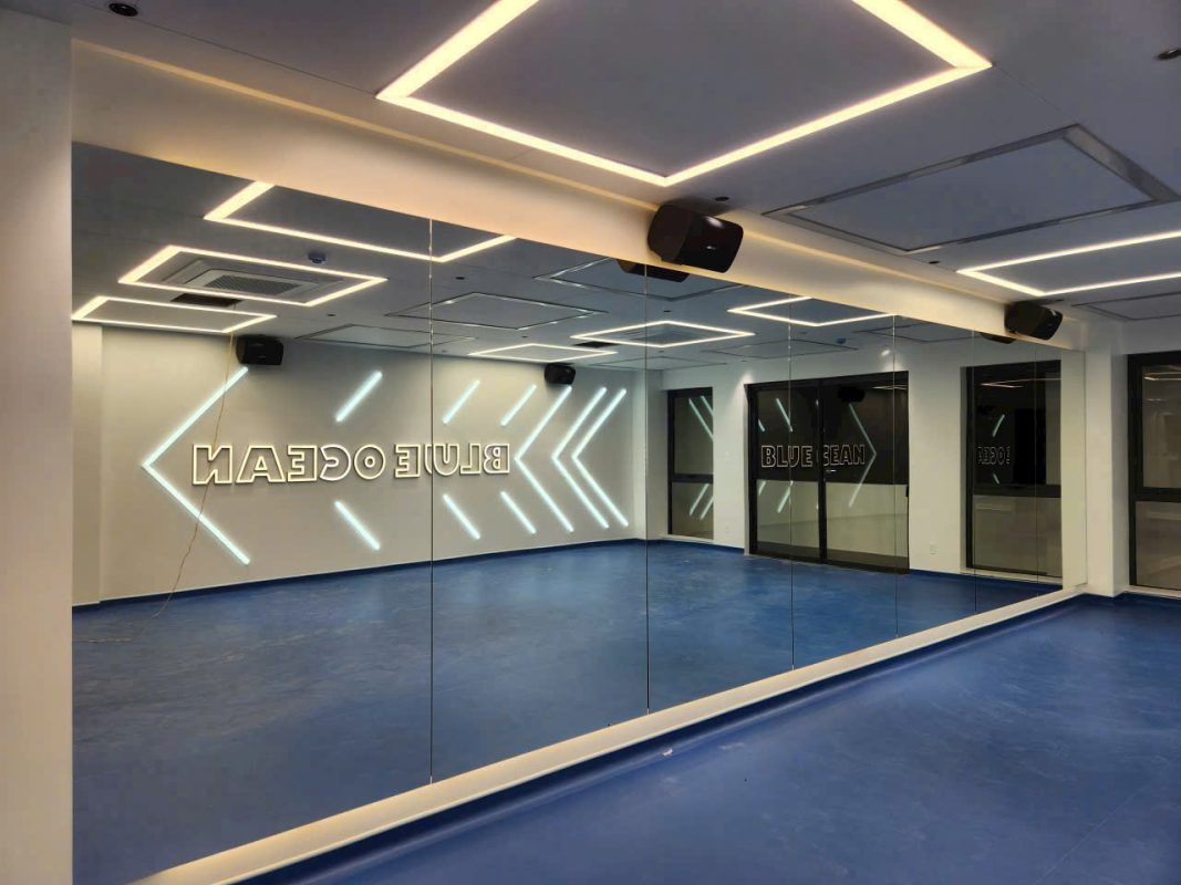Giá Thi Công Gương Led Tại Xưởng 2 guong soi phong tap co den led 18