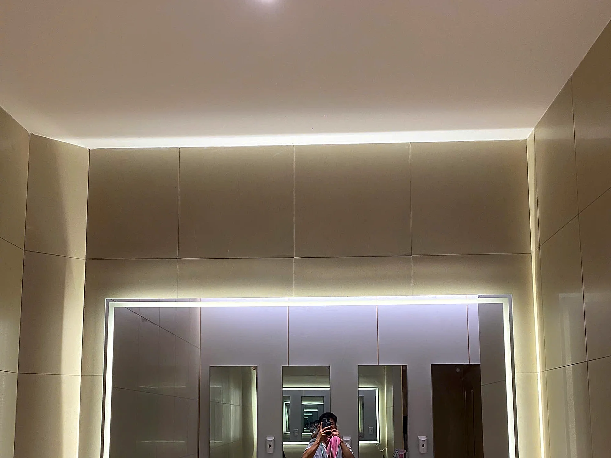 Gương soi lớn khu vệ sinh PARC MALL phản chiếu dãy lavabo và đèn LED, hình ảnh thực tế sau khi thi công bàn giao