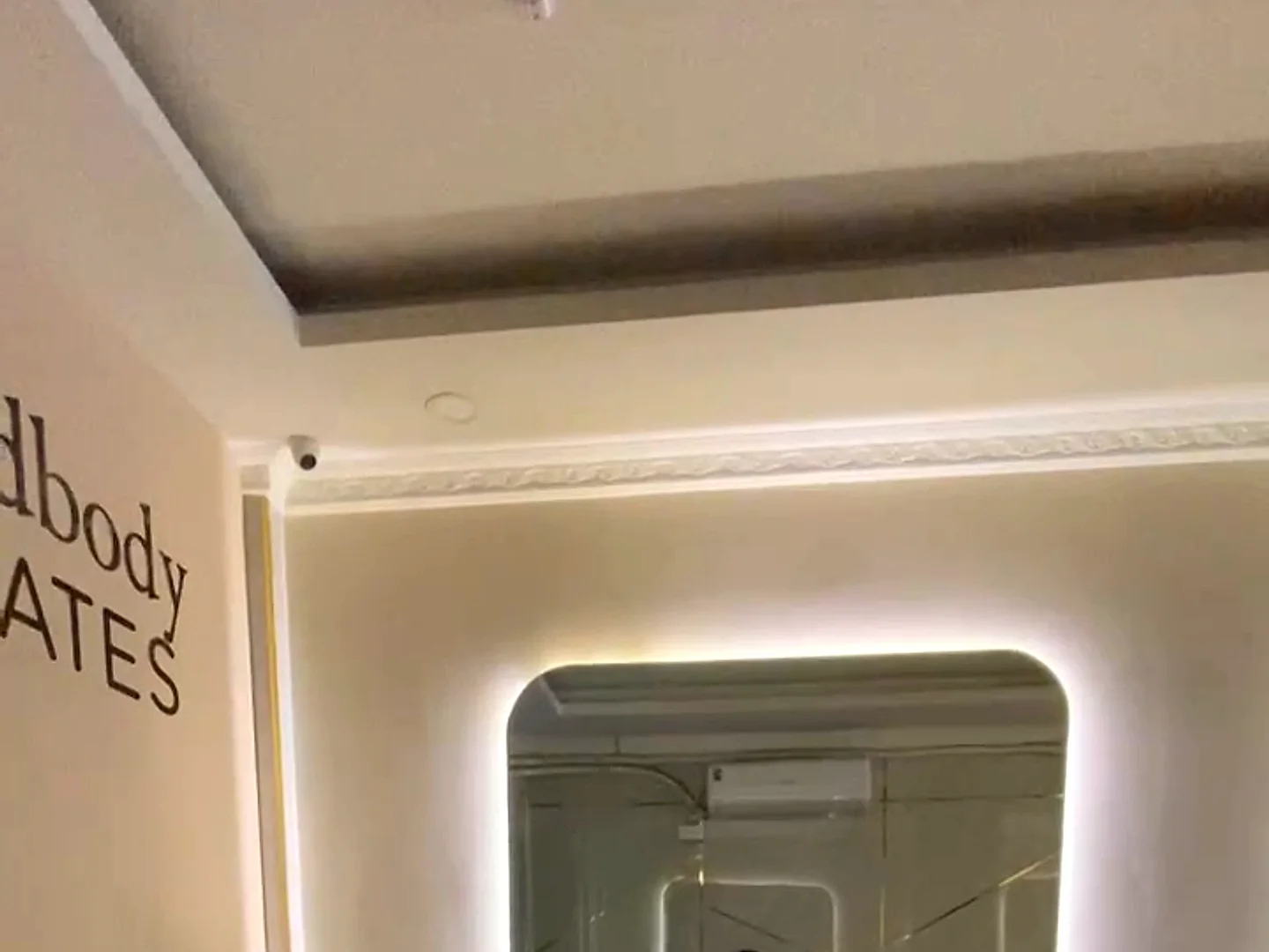 Gương LED dán tường khổ lớn bo góc lắp thực tế tại Phường Phước Long, viền đèn LED hắt sáng ấm, mảng gương phản chiếu không gian làm phòng sáng và rộng hơn, ví dụ giải pháp gương trang trí dán tường cho căn hộ và không gian thương mại