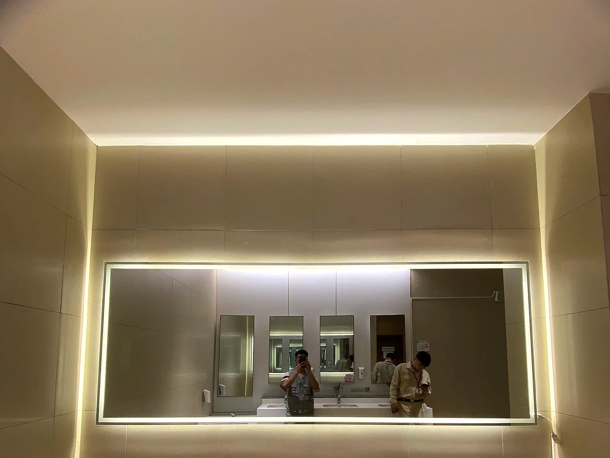 Công trình gương nhà vệ sinh TTTM PARC MALL Tạ Quang Bửu đã hoàn thiện, gương LED khổ lớn trên quầy đá, cho thấy chất lượng bàn giao tương ứng chi phí thi công gương thương mại tại TP.HCM