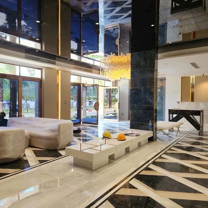 Gương Khách Sạn Phú Quốc: Cung Cấp Theo Lô Cho Resort, Condotel 1 Sảnh lớn của khu căn hộ nghỉ dưỡng với trần gương phía trên và nội thất sang trọng