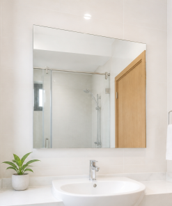 gương phòng tắm hình chữ nhật phía trên lavabo trắng trong căn hộ sáng sạch với gạch sáng màu