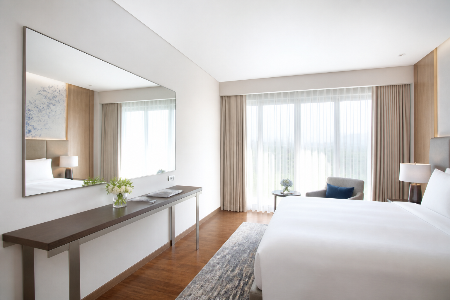 gương soi khách sạn trong phòng nghỉ hiện đại, giường trắng, sàn gỗ, cửa sổ rèm mỏng sáng gương soi khách sạn trong phòng nghỉ hiện đại, giường trắng, sàn gỗ, cửa sổ rèm mỏng sáng