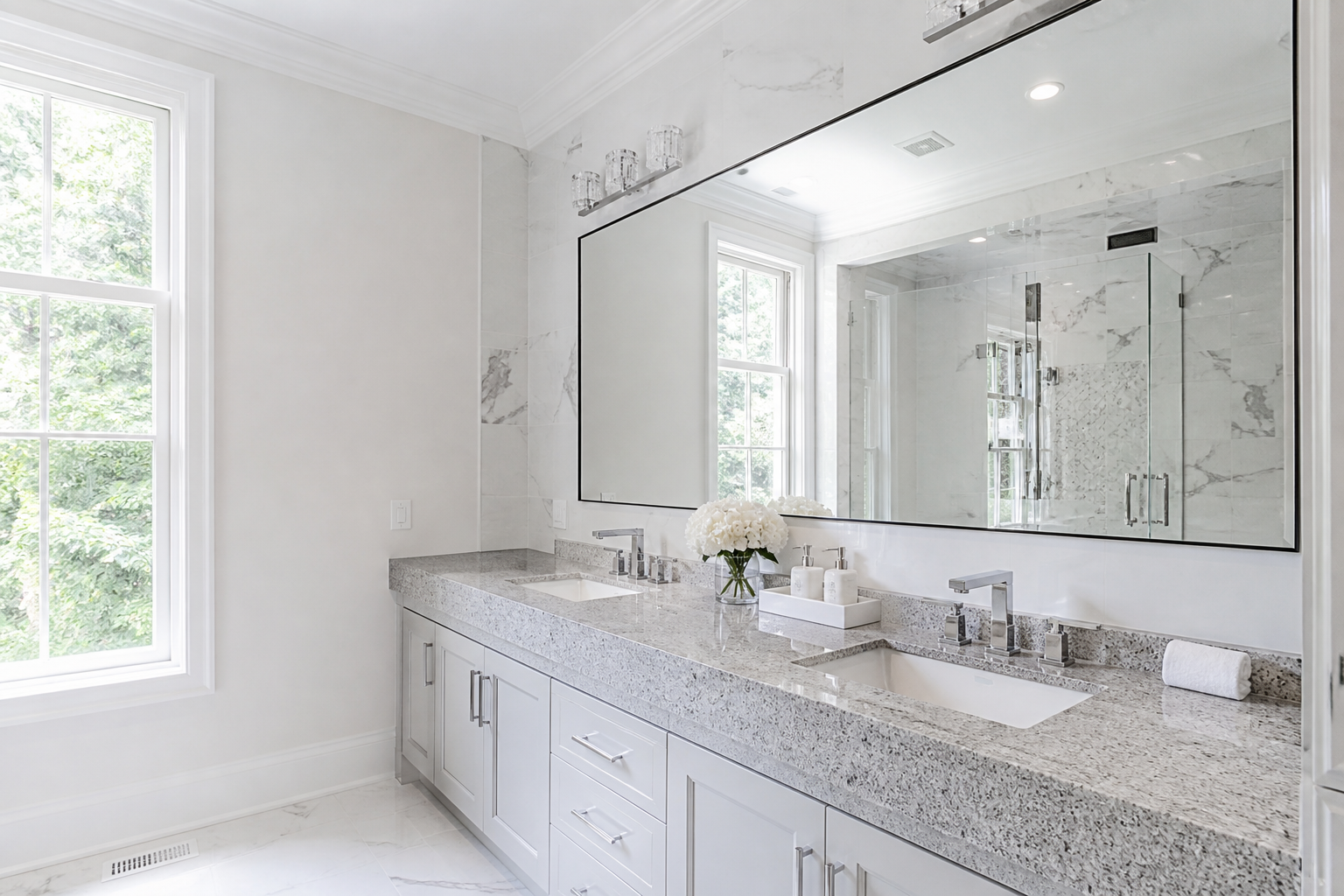 Gương Villa Chọn Theo Từng Khu Trong Nhà 1 gương villa phòng tắm chính với gương rộng trên bồn đôi đá và cửa sổ lớn
