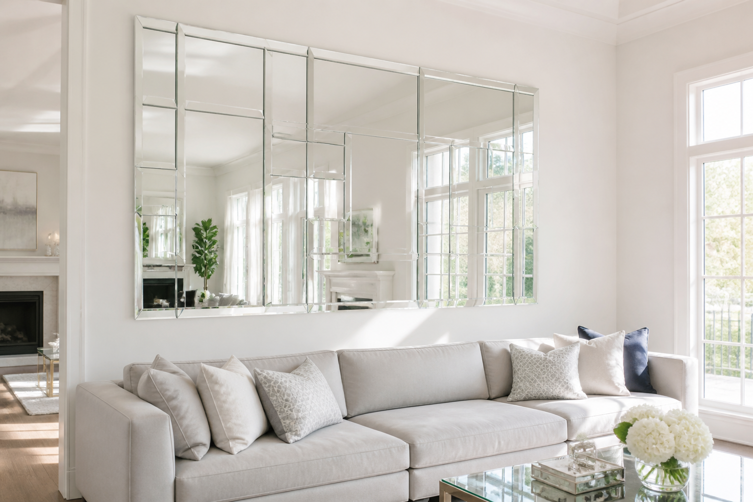Tranh gương trang trí ghép mảng trên tường phòng khách sáng, sàn gỗ, sofa và ánh nắng tự nhiên