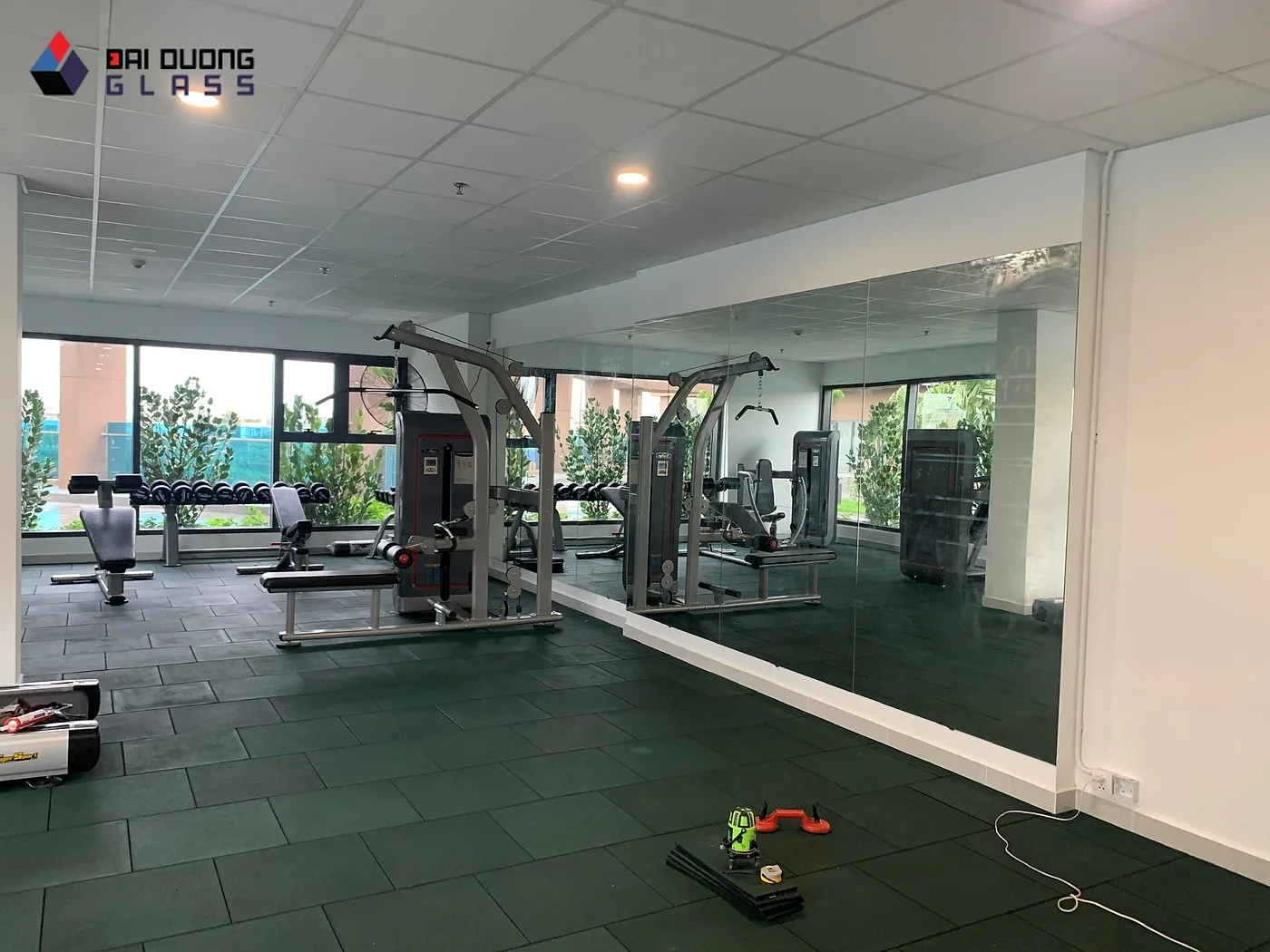 Xưởng Gương Bình Dương: Gương Cho Nhà Xưởng, Căn Hộ, Khách Sạn 4 Phòng gym có gương lớn chạy dọc tường và máy tập