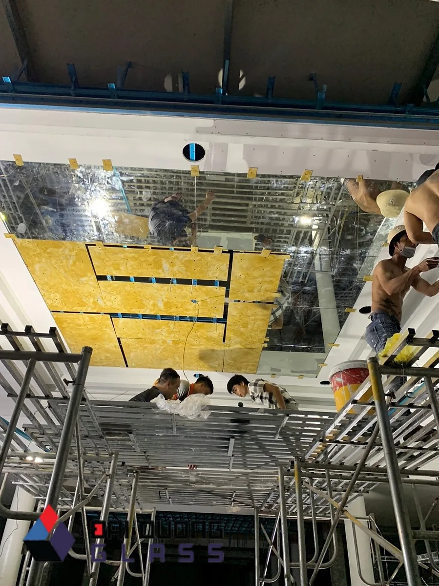 Xưởng Gương Vũng Tàu, Hồ Tràm: Gương Cho Công Trình Ven Biển 1 Thợ đứng trên giàn giáo lắp từng tấm trần gương trong sảnh nhà hàng lớn