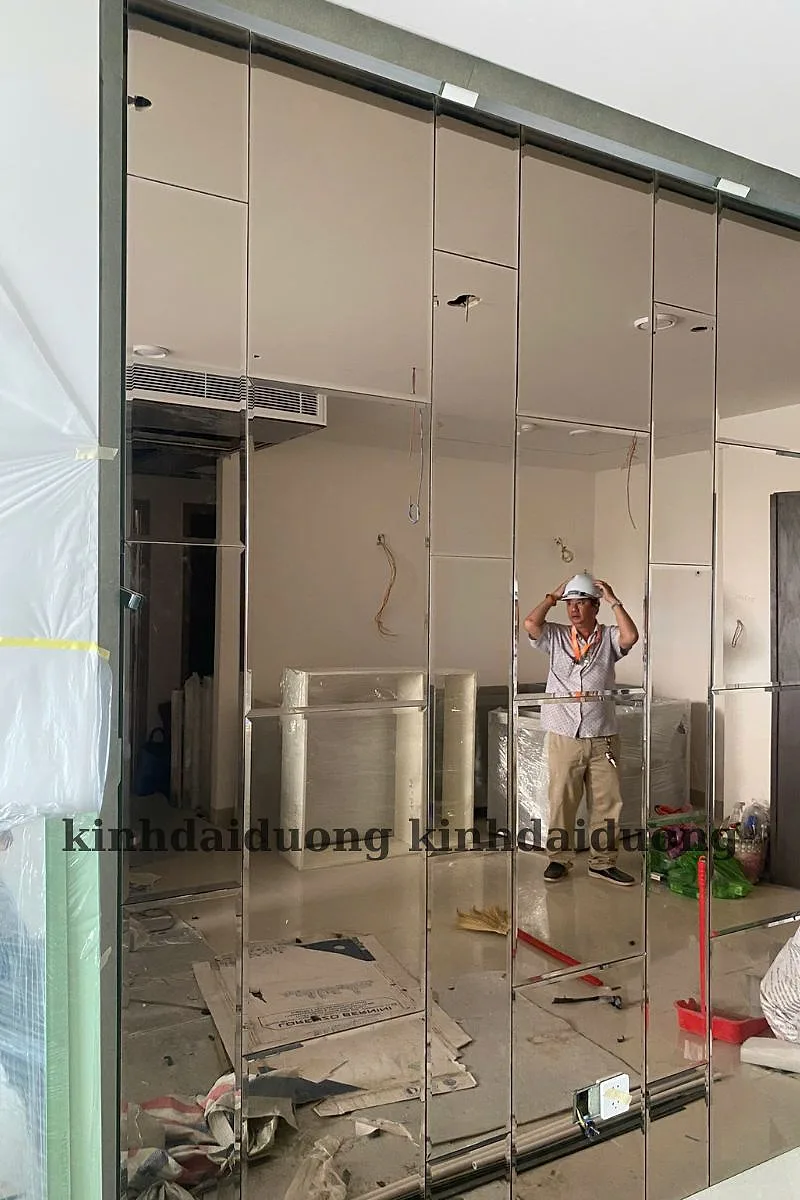 Xưởng Gương Vũng Tàu, Hồ Tràm: Gương Cho Công Trình Ven Biển 3 Hành lang căn hộ ốp gương ghép, sàn còn vật tư thi công