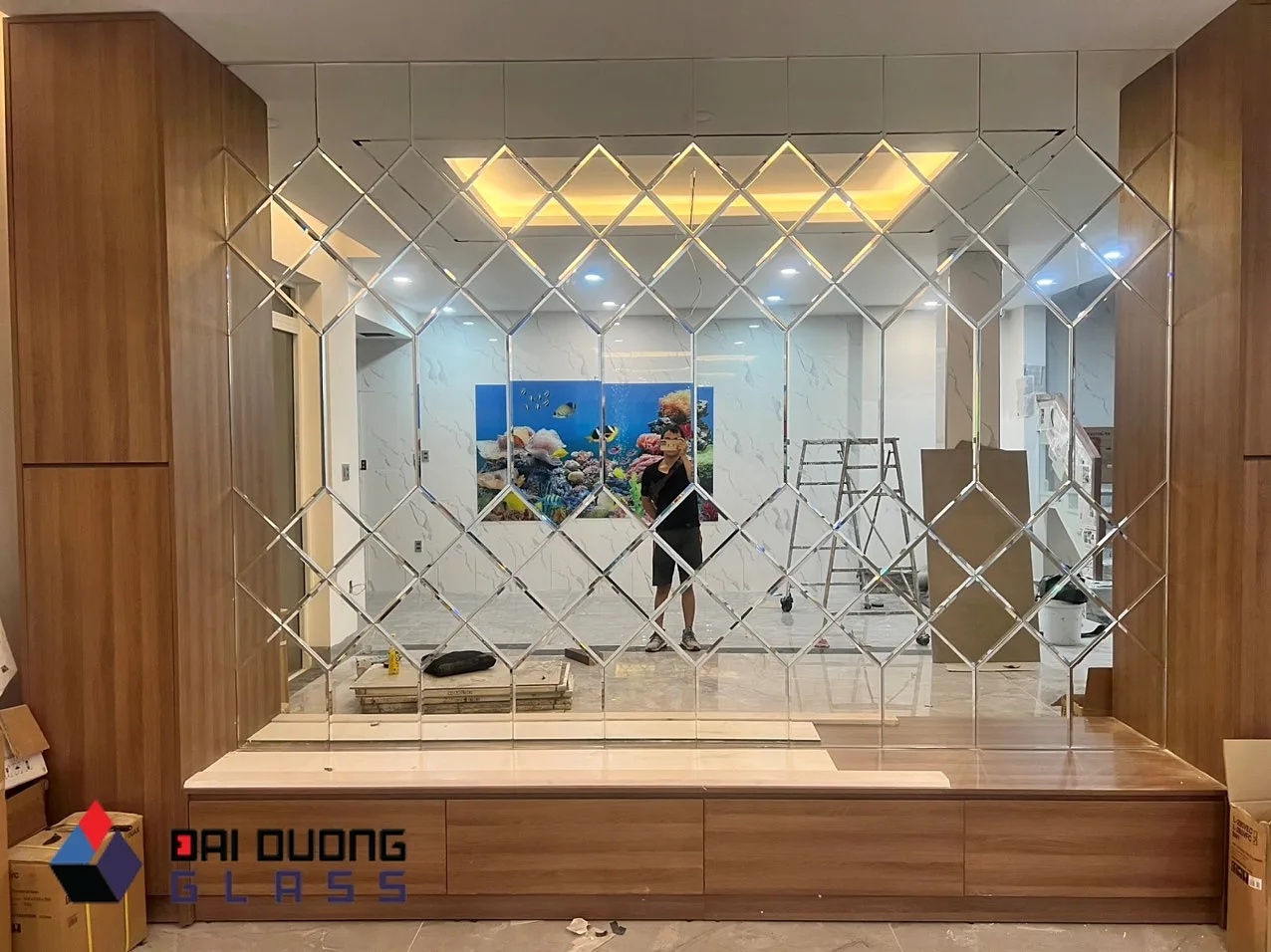 Xưởng Gương Vũng Tàu, Hồ Tràm: Gương Cho Công Trình Ven Biển 4 Mảng gương ghép hình thoi ốp tường phía sau quầy, có logo Đại Dương Glass