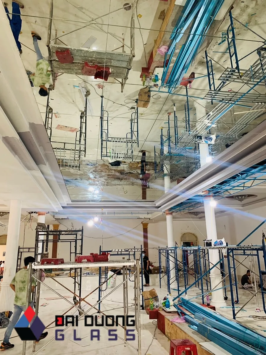 Gương Khách Sạn Phú Quốc: Cung Cấp Theo Lô Cho Resort, Condotel 2 Giàn giáo cao và nhiều thợ lắp trần gương khổ lớn trong một sảnh