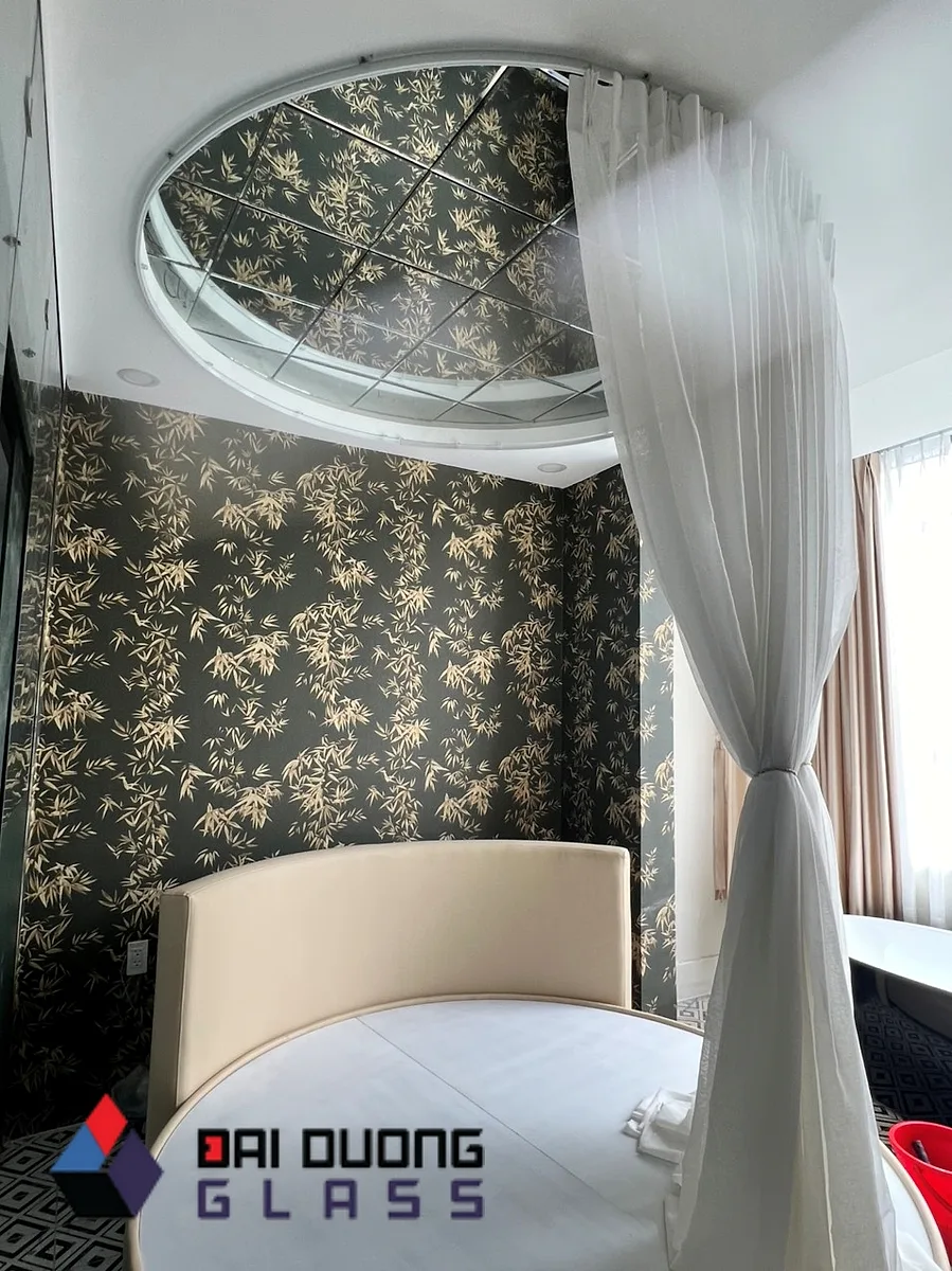 Gương Khách Sạn Phú Quốc: Cung Cấp Theo Lô Cho Resort, Condotel 3 Trần gương tròn viền đèn trên giường trong phòng khách sạn